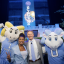 Janora McDuffie ’99, Master of Ceremonies, and Chancellor Kevin M. Guskiewicz celebrate the historic Campaign for Carolina with Rameses and RJ.